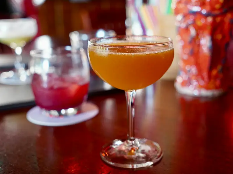 Cocktail in a coupe glass at a bar (symbol image)