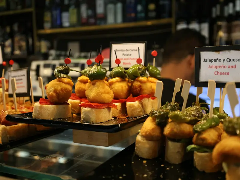 Spanish tapas on a bar counter (symbol image)