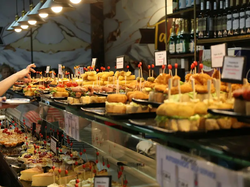 Bar counter full of tapas (symbol image)