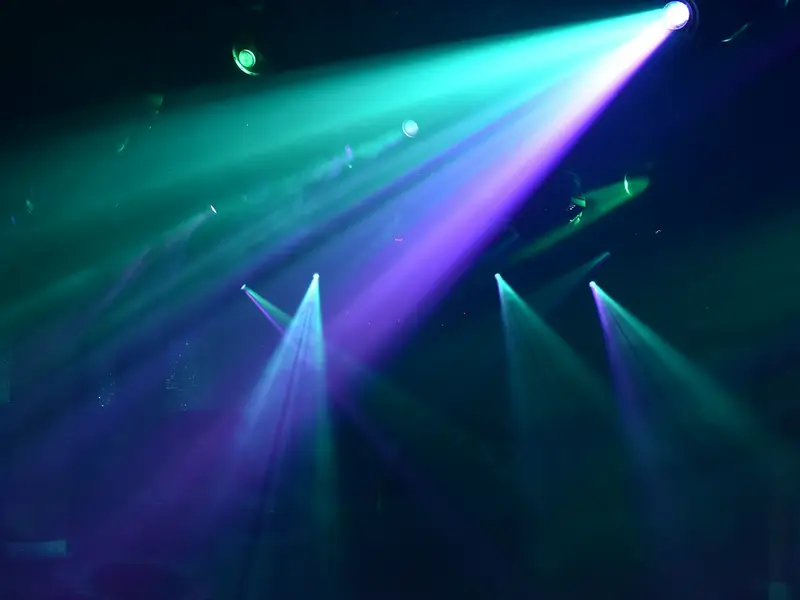 Scheinwerfer in einem Nachtclub (Symbolbild)