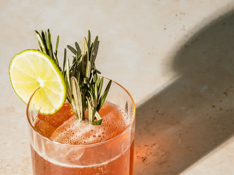 Cocktail mit Limette und Rosmarin (Symbolbild)