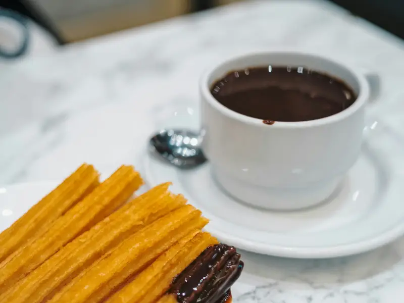 Churros with thick hot chocolate (symbol image)