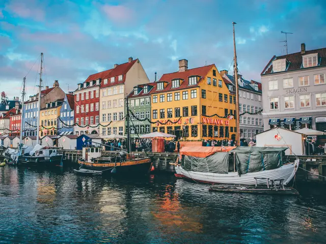 Bunte Häuser und Boote am Nyhavn