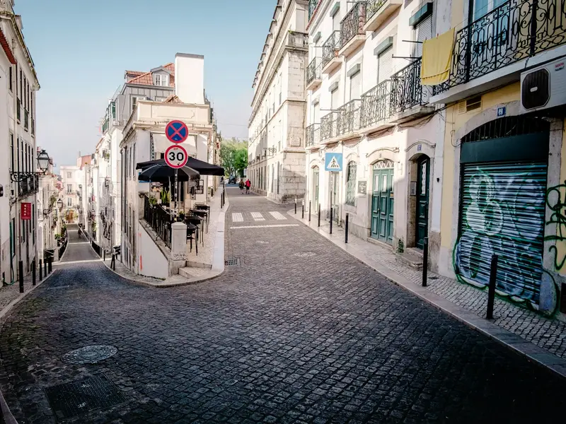 Ruhige Morgengasse im Bairro Alto