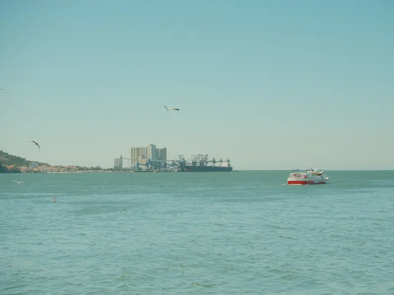 Boote auf dem Tejo vom Südufer aus (Symbolbild)