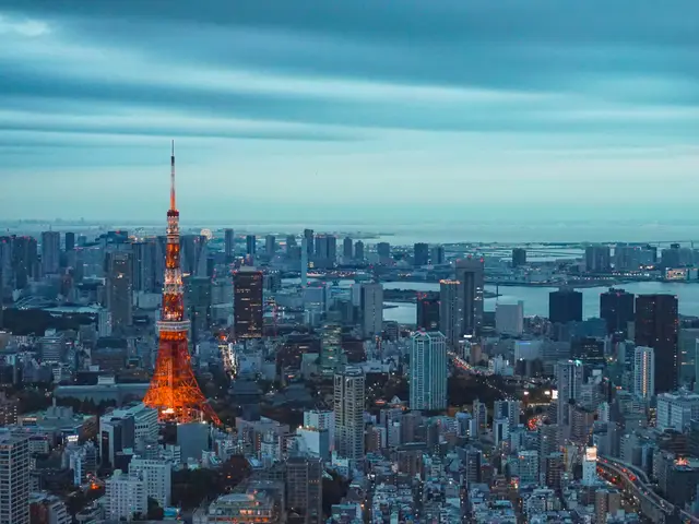 Tokyo Tower in der Dämmerung über der beleuchteten Stadt