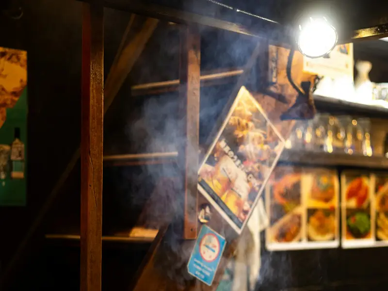 Yakitori skewers on the grill (symbol image)