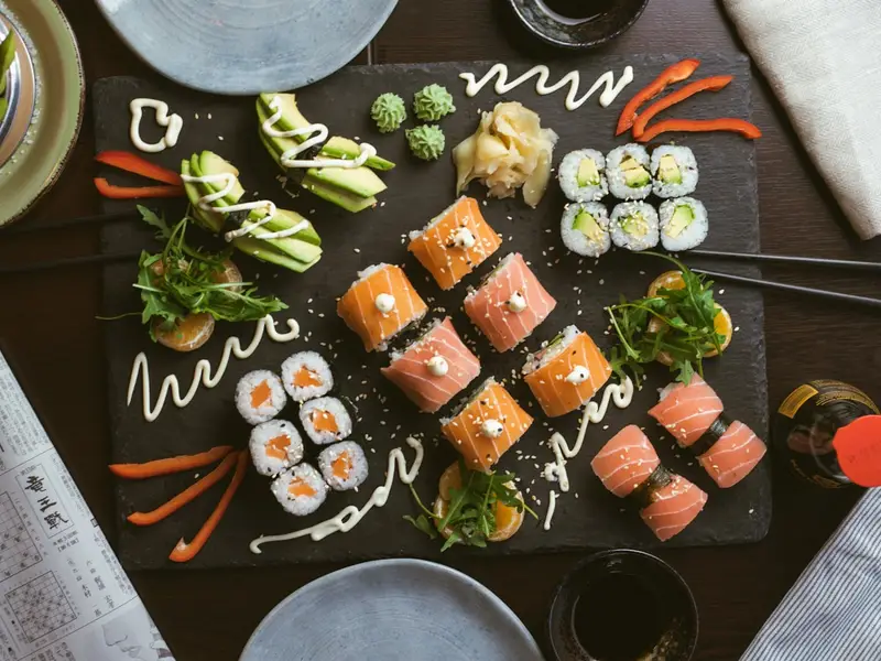 Sushi on a black plate (symbol image)